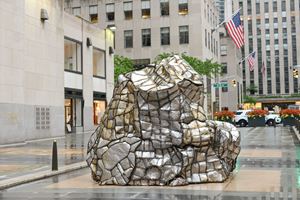 Beatriz Cortez, Frieze Sculpture at Rockefeller Center, New York (2020). Photo by Casey Kelbaugh. Courtesy of Casey Kelbaugh/Frieze.